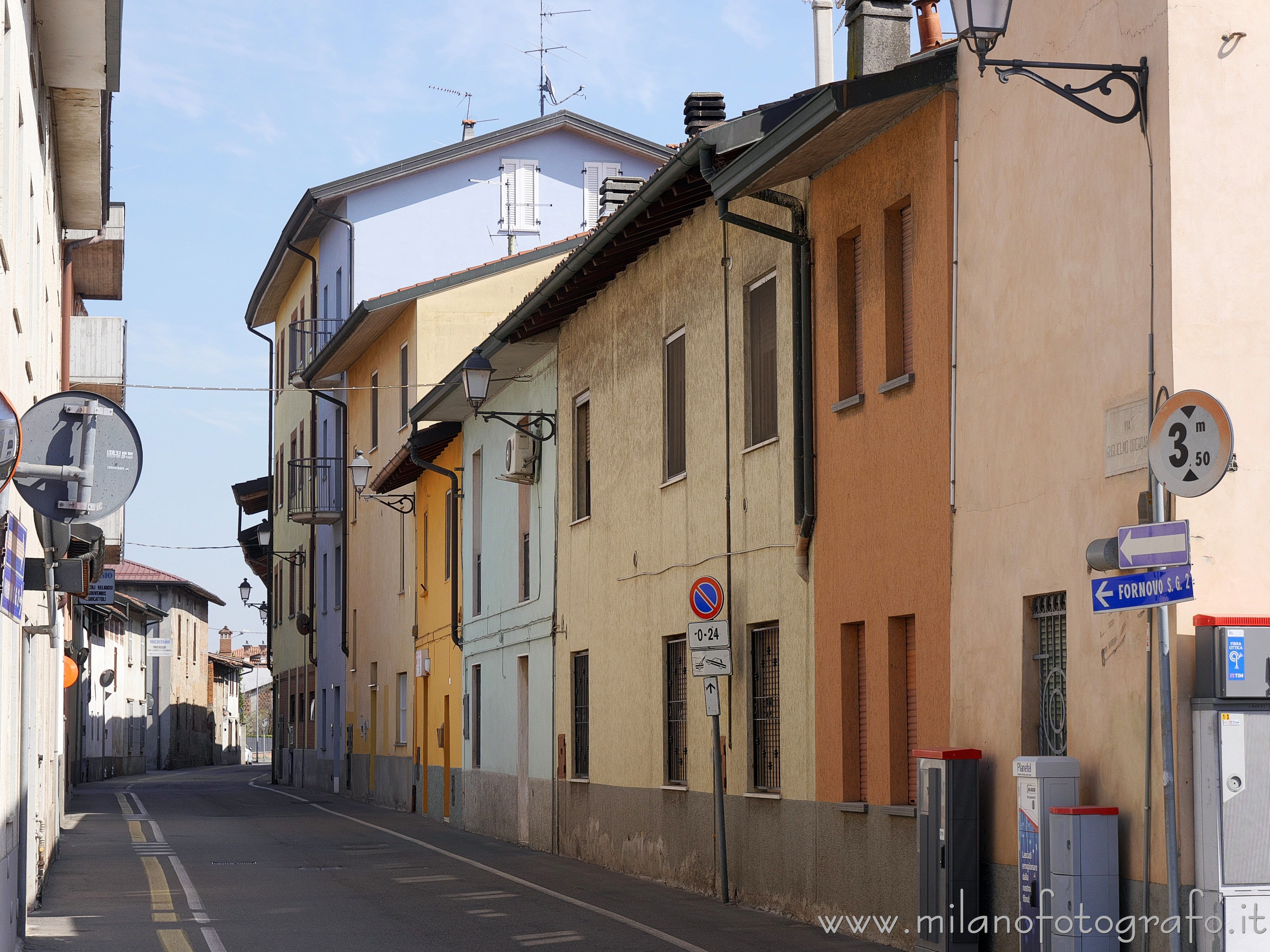 Caravaggio (Bergamo) - Una via del borgo - via Oberdan